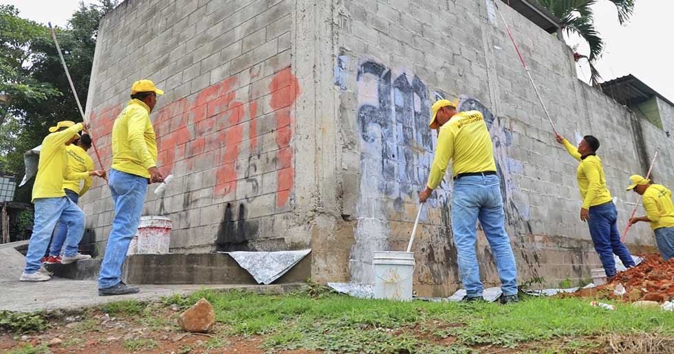 Privados de libertad siguen borrando grafitis de pandillas a nivel nacional