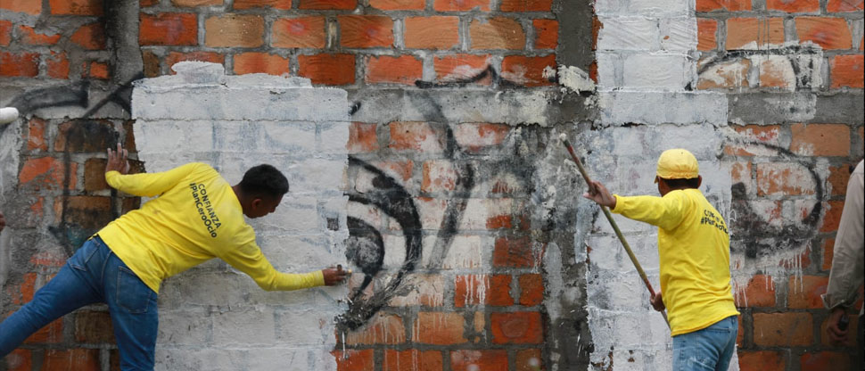 Privados de libertad no descansan hasta borrar el último grafiti de pandilla en todo el país