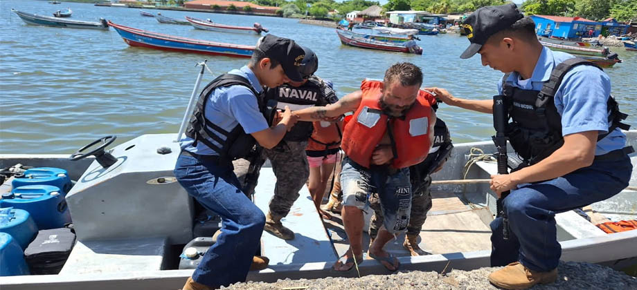 Fuerza Naval salva vida de  turista que cayó de un árbol en Isla de la Unión