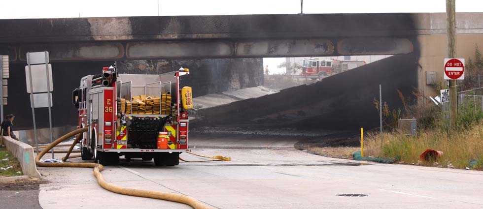 Transitada autopista de Estados Unidos se derrumba tras un incendio
