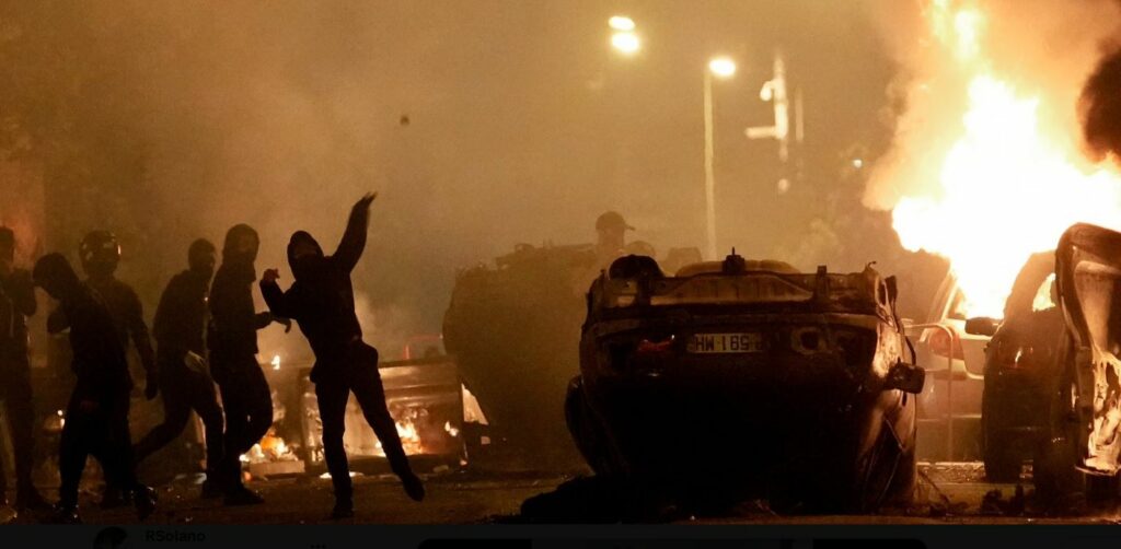 Francia suspende eventos públicos masivos ante el caos por protestas y vandalismo