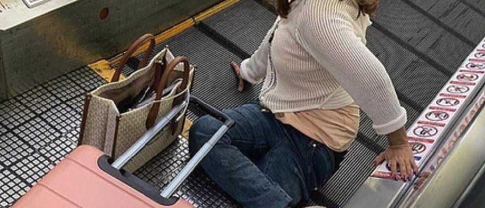 Mujer pierde una pierna tras quedar atrapada en pasarela eléctrica