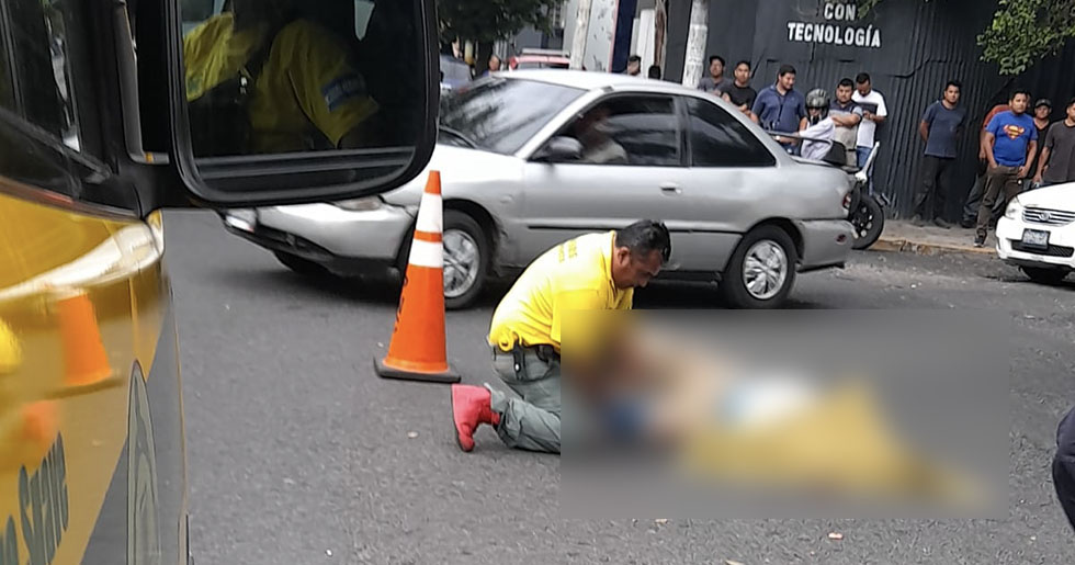 Hombre fallece tras ser atropellado por una pipa frente al Teatro de Cámara, San Salvador