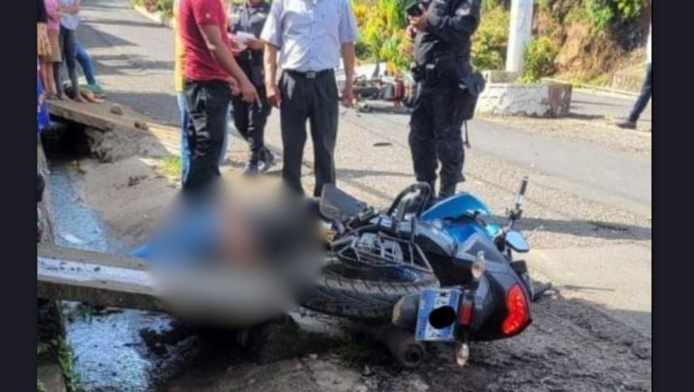 Dos motociclistas chocan entre sí en carretera a Ahuachapán