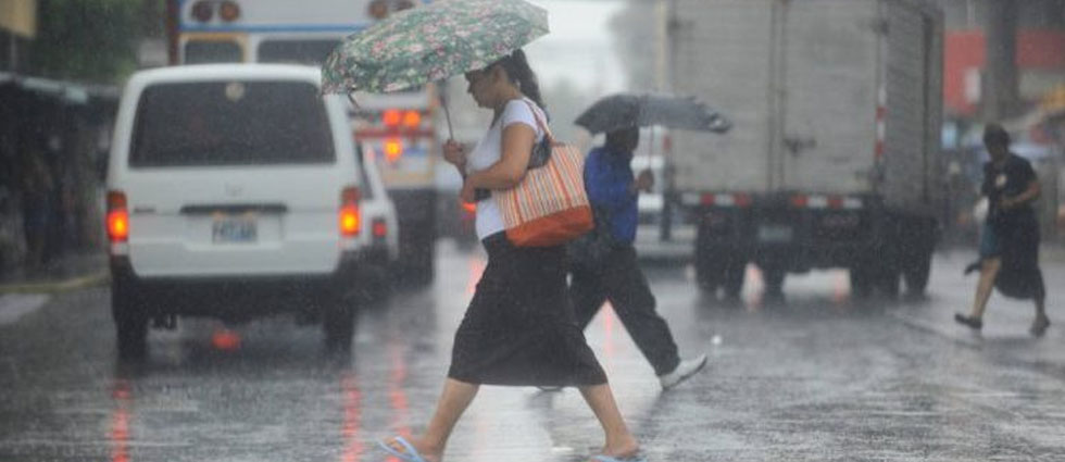 Se registran fuertes lluvias en varios puntos de San Salvador