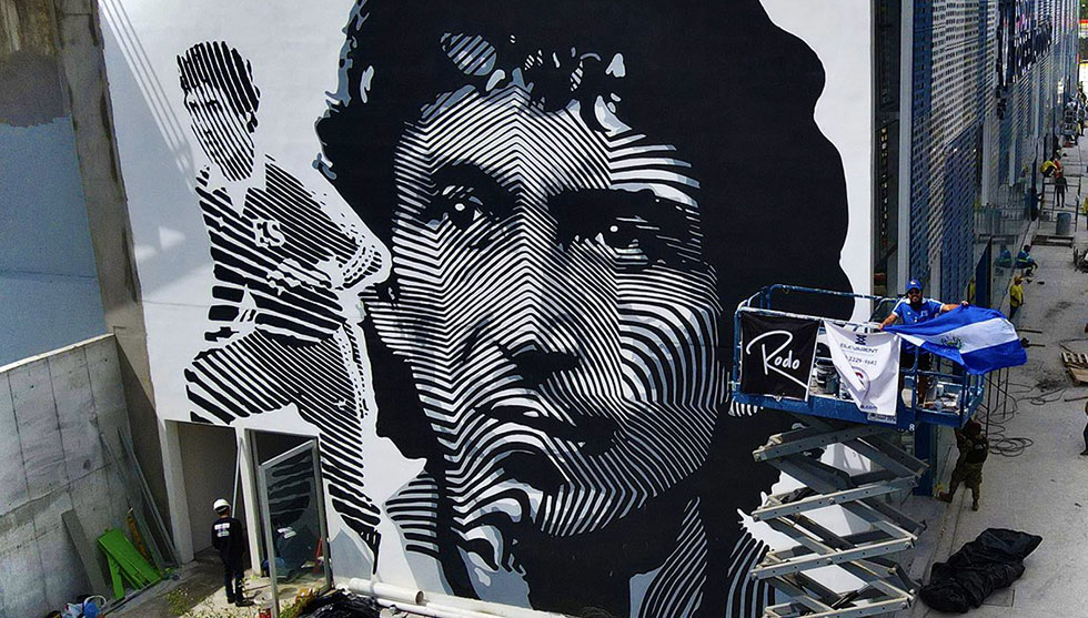 “Es un sueño cumplido”, dice artista salvadoreño tras pintar a “Mágico” González