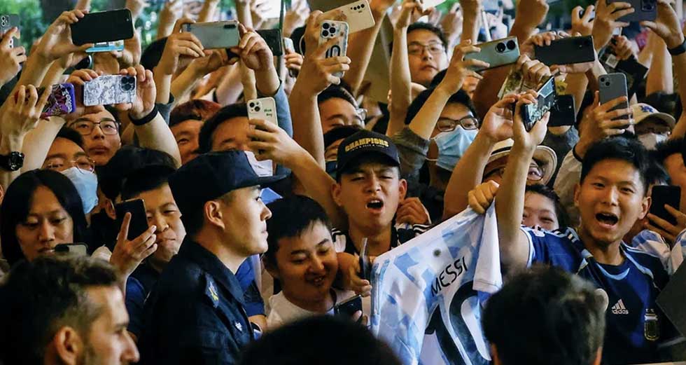 Messi desata la locura en su llegada a China