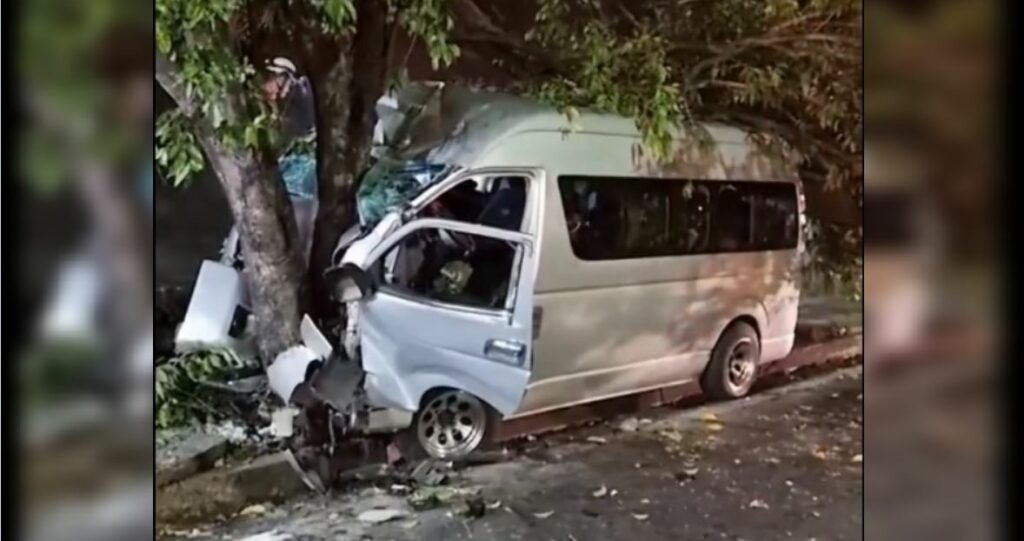 Conductor queda atrapado tras estrellarse contra un árbol en San Salvador