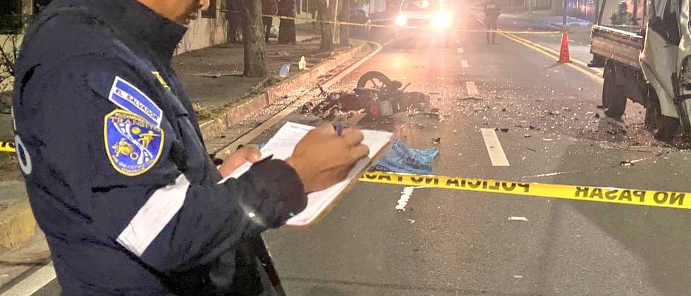 Motociclista fallece tras estrellarse a excesiva velocidad contra un pick up