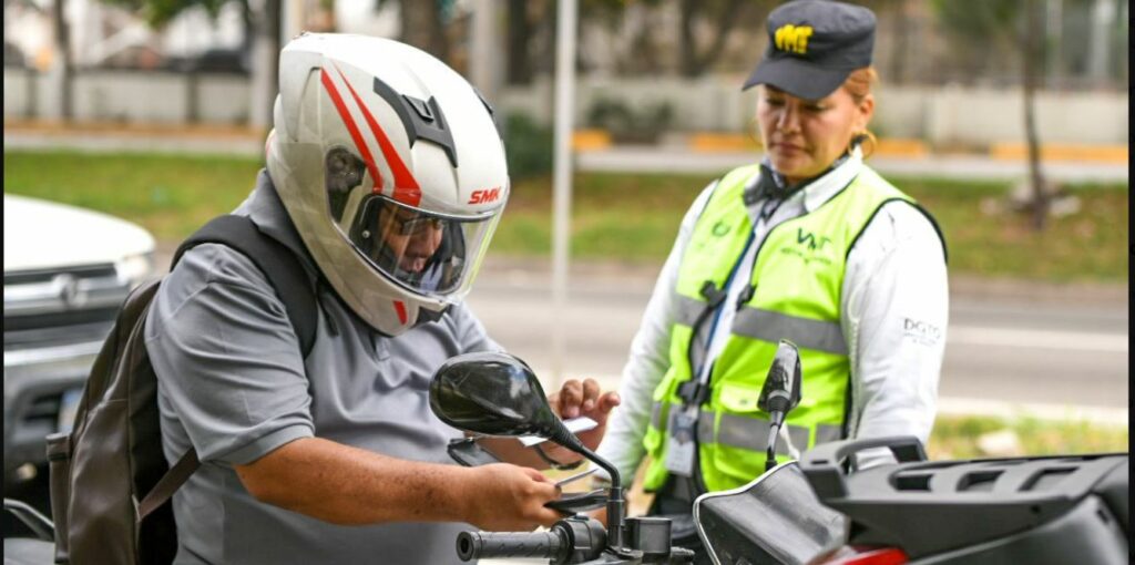 Autoridades verifican que motociclistas porten licencia de conducir y cumplan la ley