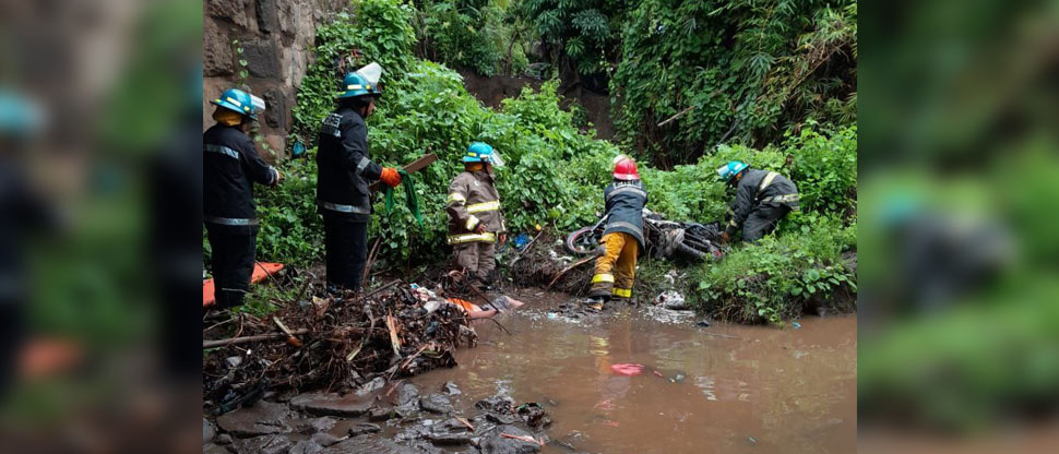 Bomberos auxilian a motociclista que cayó a una quebrada en Jiquilisco