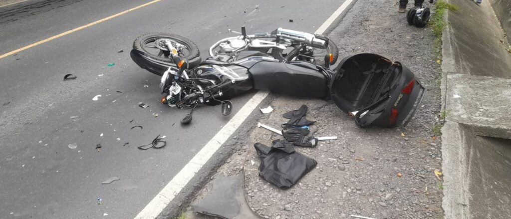 Invasión de carril causa fuerte accidente en carretera a Ilobasco