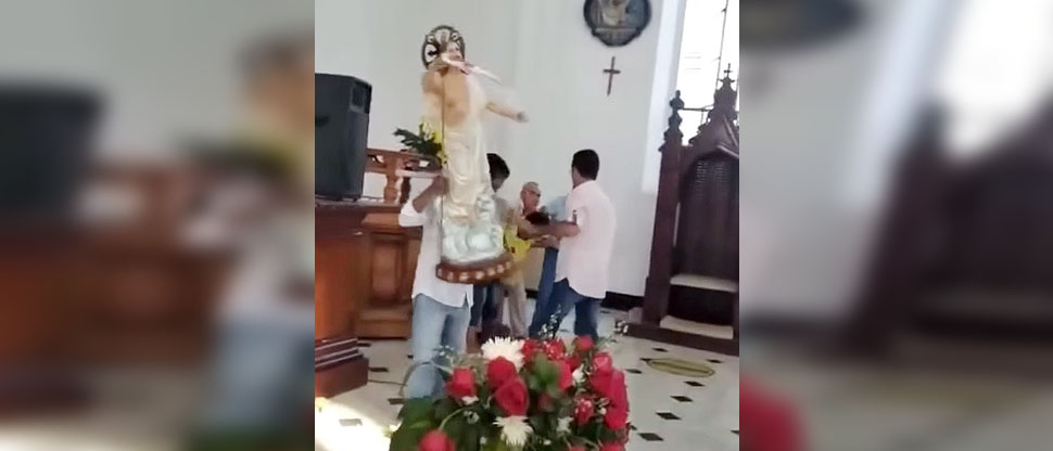 Captan momento cuando mujer “poseída” destruye imagen religiosa en plena misa