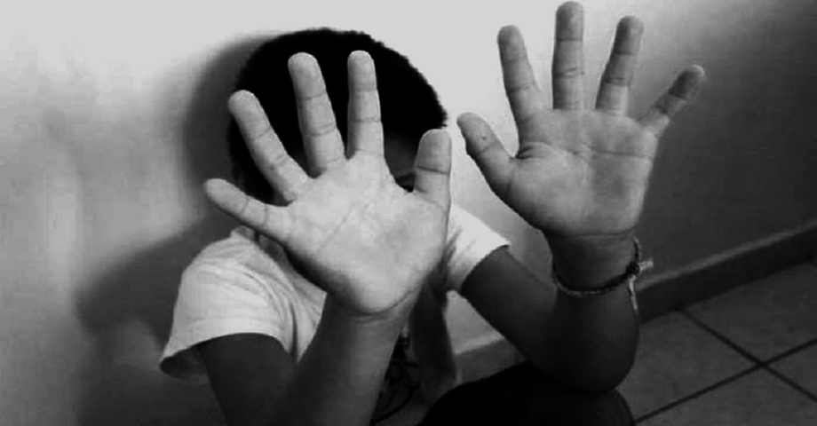 Presentan cargos contra sujeto que mantenía atada de pies y manos a su hija en La Libertad
