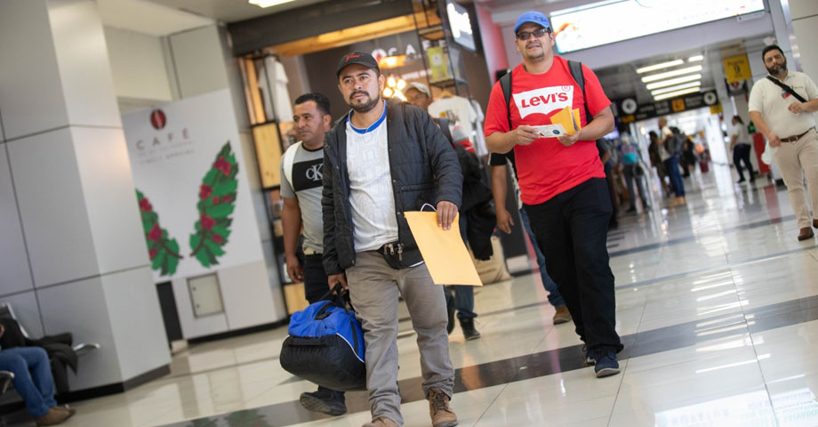 Parte nuevo contingente de trabajadores salvadoreños con destino a Canadá