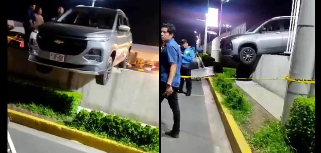 Conductor se equivoca al intentar frenar y choca con estructura metálica de centro comercial en Opico