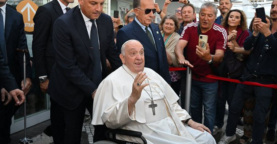 Papa Francisco recibe alta médica tras su operación por hernia abdominal
