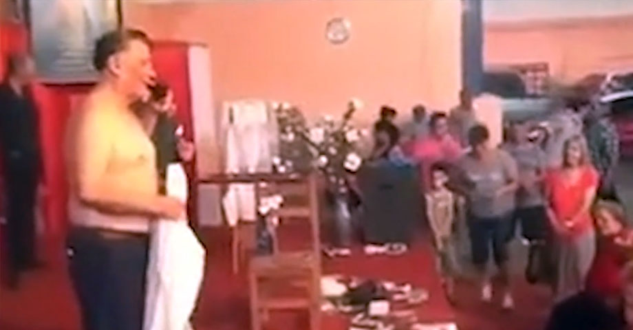 Pastor se quita la ropa en pleno pulpito para “ungir” a las mujeres de su iglesia