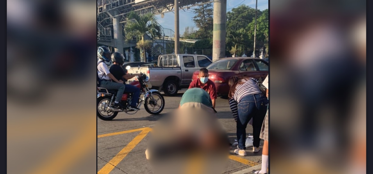Jovencita cae de autobús frente a la Ceiba de Guadalupe, Antiguo Cuscatlán