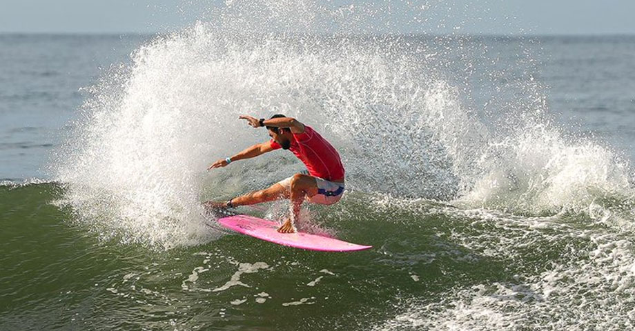 Bryan Pérez avanza a la final y peleará por el Oro en la modalidad shortboard