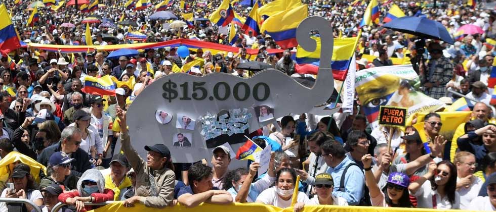 Miles protestan en Colombia contra las reformas del gobierno de Petro
