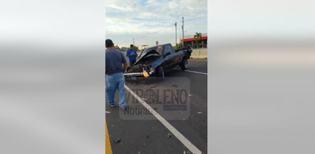 Tras chocar con la parte trasera de un bus, pick up es impactado por otra unidad de transporte