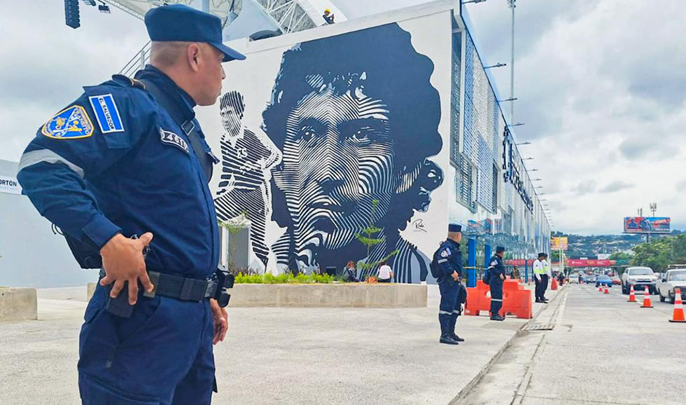 Policías garantizan un ambiente tranquilo dentro y fuera de las instalaciones deportivas 