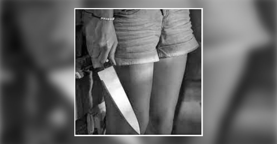 Mujer mató a su novio porque él no le dejó revisar el celular; lo apuñalo frente a sus amigos