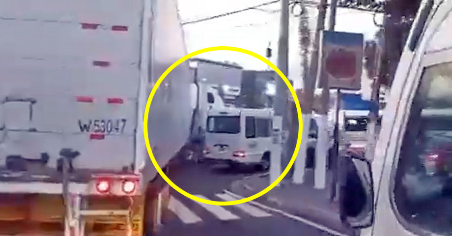 Por ir peleando vía, rastra y microbús chocan y provocan fuerte tráfico en San Salvador
