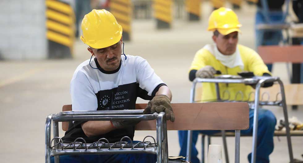 Reos en fase de confianza abastecen de pupitres a escuelas públicas