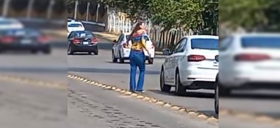 Mujer se quita la ropa en plena calle para denunciar el robo de su plaza como maestra en México