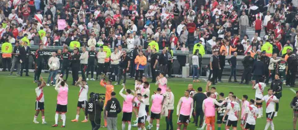 Aficionado de River Plate pierde la vida tras caer de una tribuna de un estadio
