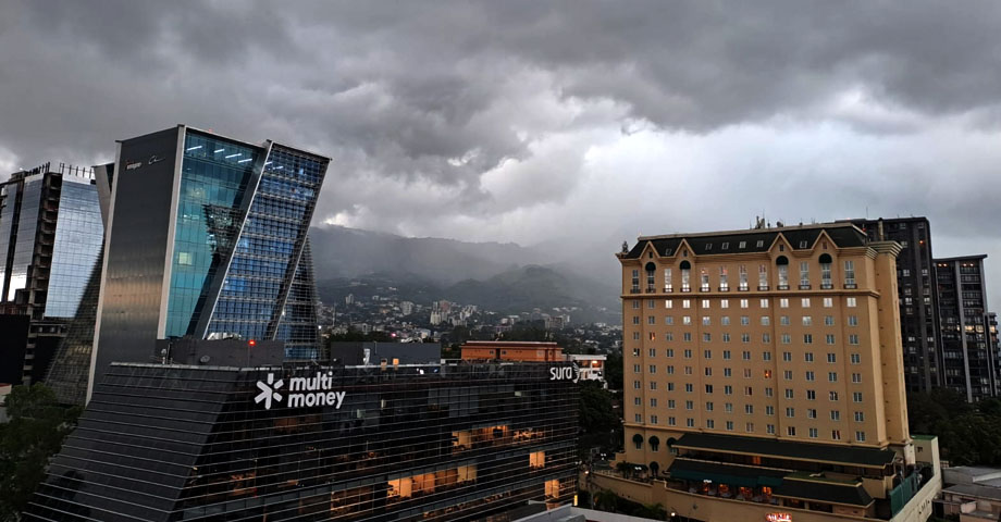 MARN prevé un martes con lluvias y tormentas sobre El Salvador