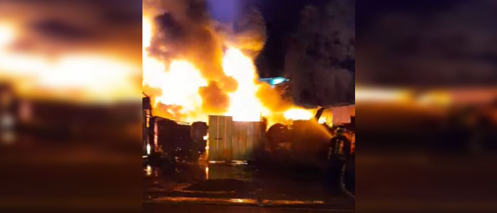 Voraz incendio consume un taller y vivienda en San Marcos