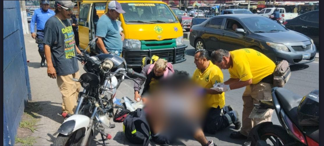 Peatón y motociclista resultan lesionados tras accidente frente a Mercado La Tiendona