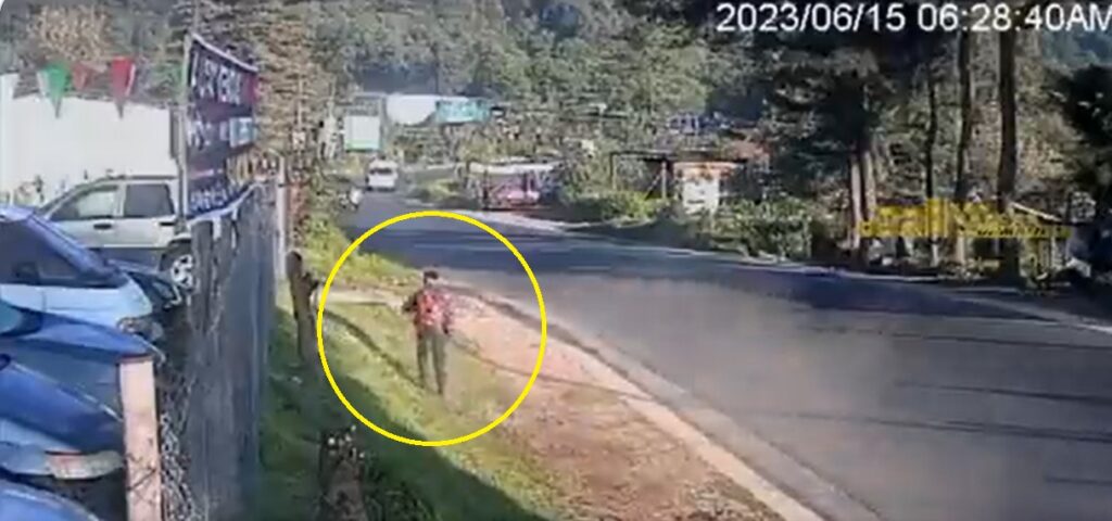 VIDEO | Captan el momento en que hombre es atropellado en San Salvador: Se levantó y siguió su camino