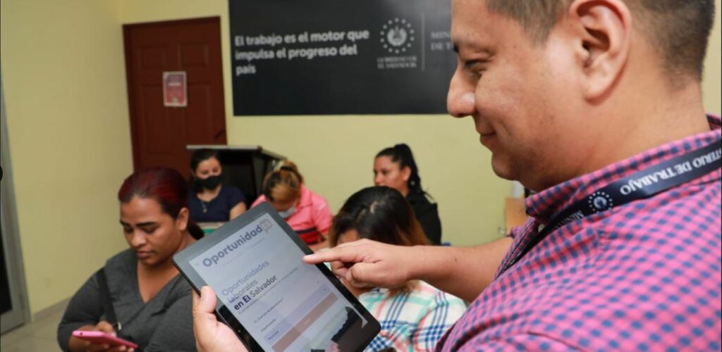 Cientos de salvadoreños encuentran empleo formal en empresas privadas, gracias a convocatoria del Ministerio de Trabajo