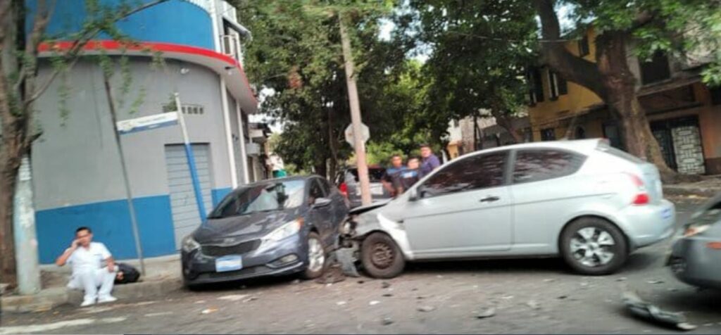 Reportan triple accidente en colonia La Rábida, San Salvador