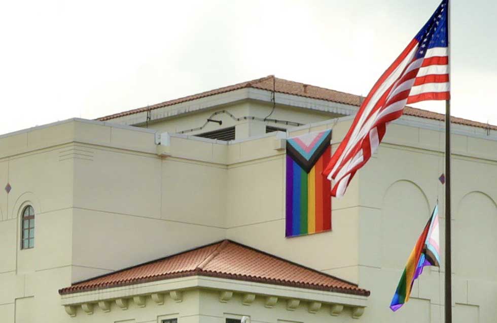 Embajada de Estados Unidos en El Salvador ondeará durante junio bandera LGBTIQ+ como muestra de apoyo