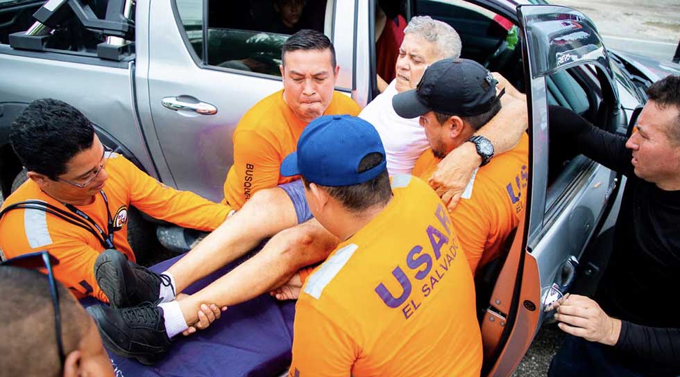 Grupo USAR El Salvador da atención médica a hombre en Puntarenas, Costa Rica