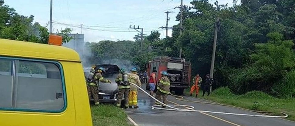Vehículo prende en llamas en carretera hacia Sensuntepeque