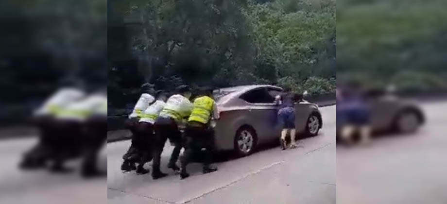 Gestores de transito brindan ayuda a conductor en la carretera los chorros