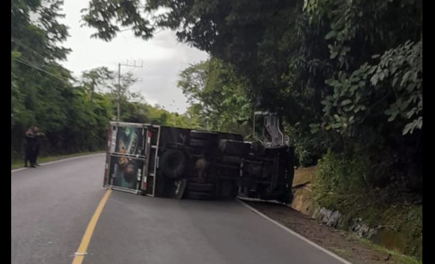 Reportan dos vehículos volcados en Cabañas: Uno de los conductores no quiso ser atendido por socorristas