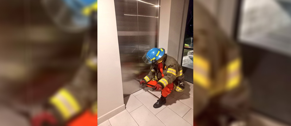 Rescatan a dos personas tras quedar atrapadas en ascensores debido a fuerte terremoto de 6.8