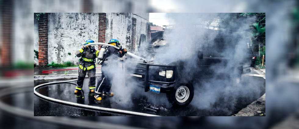 Microbús se incendia en plena marcha en Santa Tecla