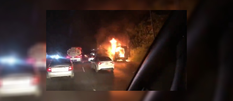 Autobús se incendia en plena marcha sobre la carretera Panamericana