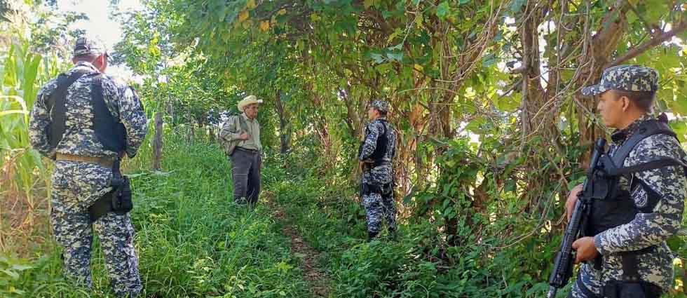 Fuerzas Especiales de la Policía patrullan cantones en busca de pandilleros