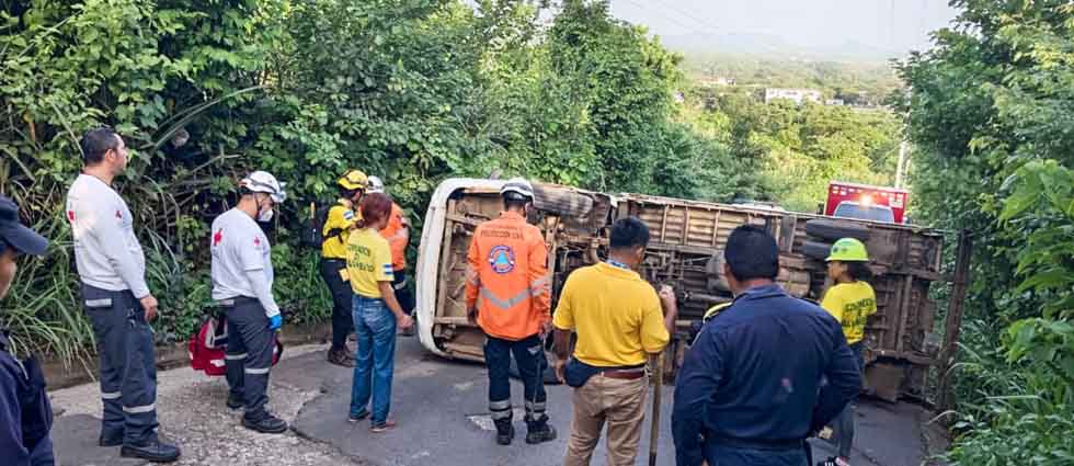 Al menos 7 lesionados deja accidente vial en Sonsonate