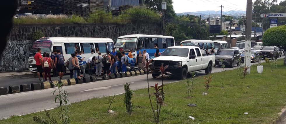 Conductor acaba en el hospital tras fuerte accidente en Soyapango