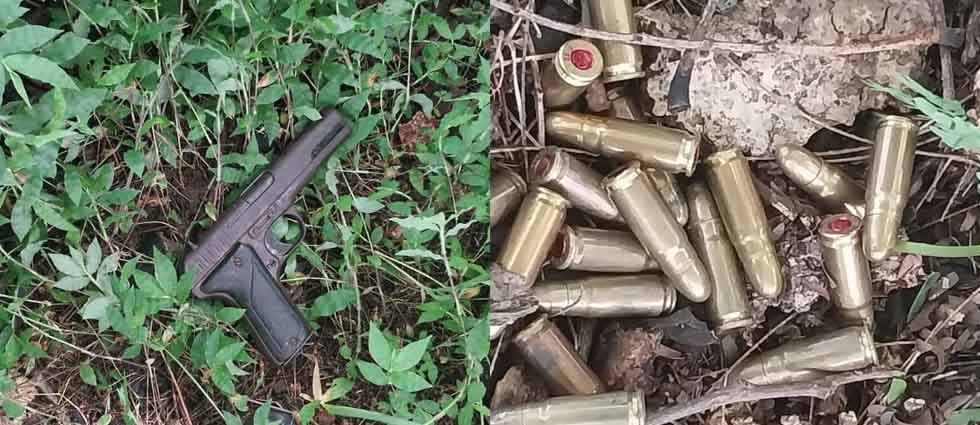 Hallan arma abandonada junto a decenas de cartuchos